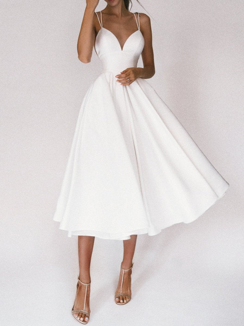 Frau im weißen Kleid mit dünnen Trägern