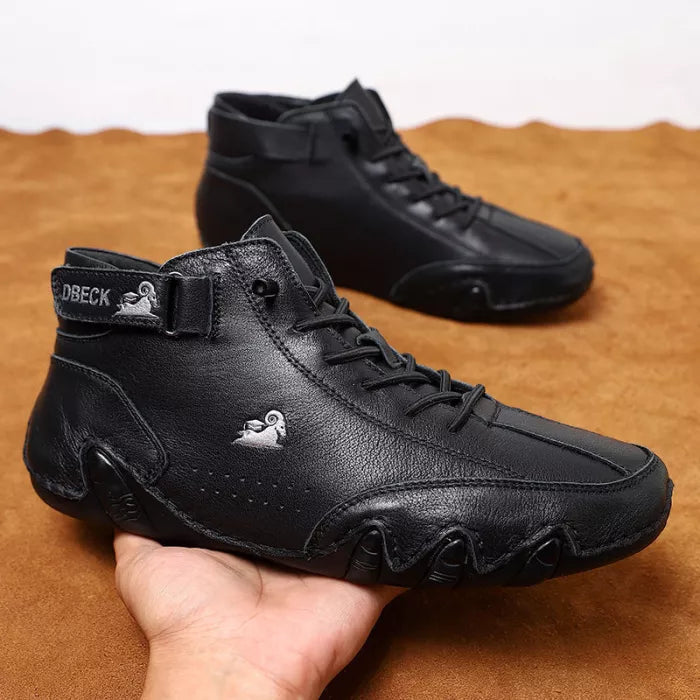 schwarze Schuhe mit Schnürsenkeln