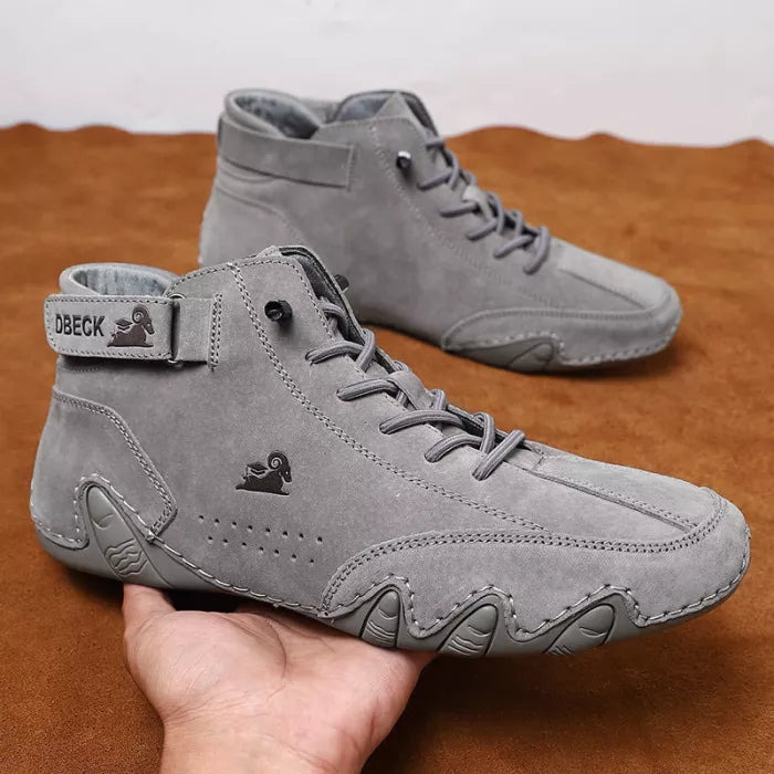 graue Schuhe mit Schnüren