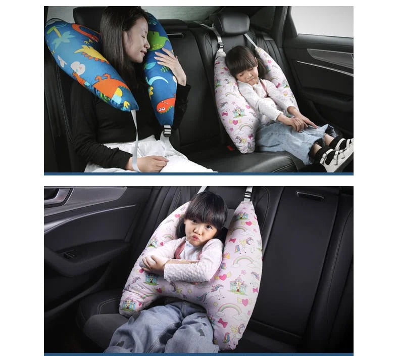 Mutter und Tochter im Auto mit Reisekopfkissen