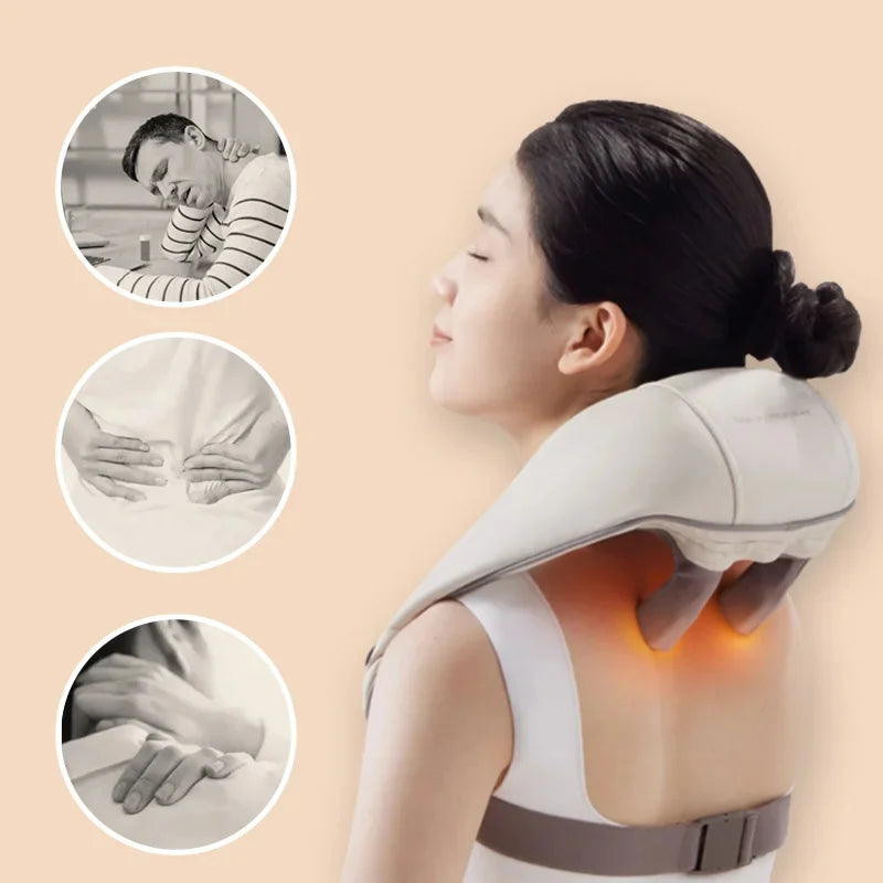 Frau mit Schultermassagegerät