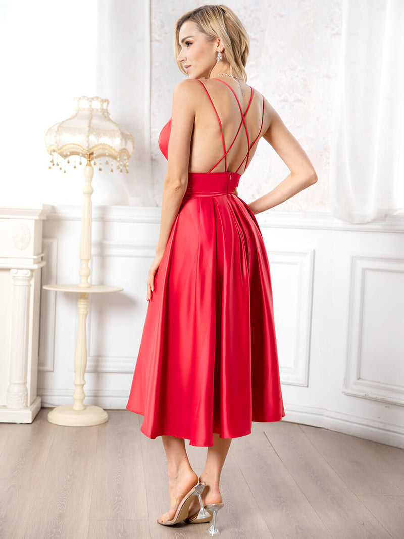 Frau in rotem Kleid mit offenem Rücken